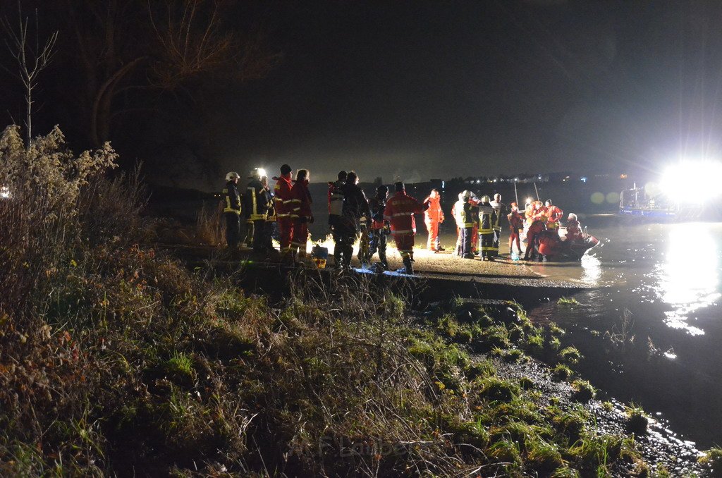 Einsatz BF Koeln PKW im Rhein Mondorf Hersel P055.JPG